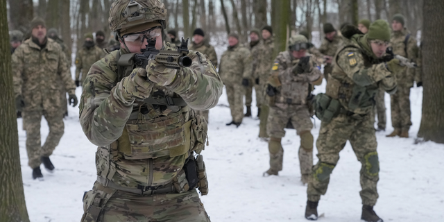 Членове на силите за териториална отбрана на Украйна, доброволчески военни части на въоръжените сили, тренират в градски парк в Киев, Украйна, на януари.  22.
