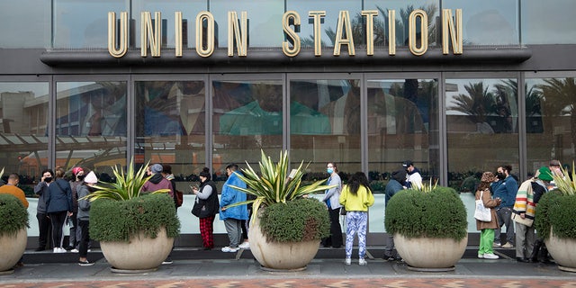 People wait in line to get the COVID-19 test at Union Station on Monday, 十二月. 27, 2021. (Myung J. Chun / 洛杉矶时报，通过盖蒂图片社)