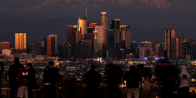 El horizonte del centro de Los Ángeles desde el área recreativa estatal de Kenneth Hahn en Baldwin Hills el día de Año Nuevo de 2022 el sábado 1 de enero de 2022 en Los Ángeles, CA.