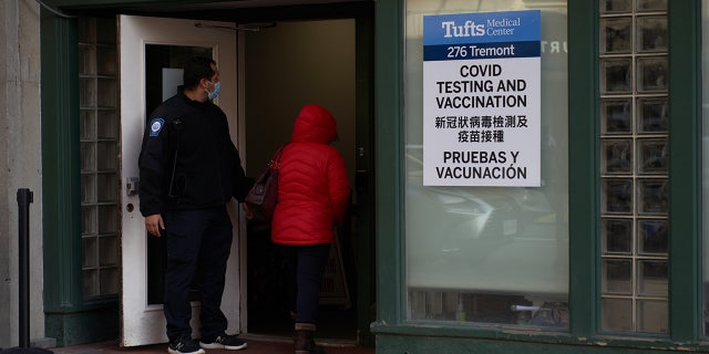 A resident enters the Tufts Medical Center Covid-19 vaccination and testing site in Boston, 马萨诸塞州, 我们。, 星期二, 十二月. 21, 2021. 摄影家: Allison Dinner/Bloomberg via Getty Images