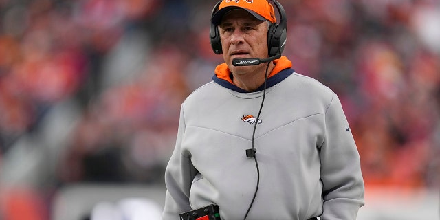 Denver Broncos head coach Vic Fangio watches during the first half of his team's NFL football game against the Kansas City Chiefs Saturday, 一月. 8, 2022, 在丹佛.