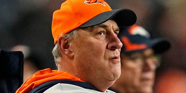 Denver Broncos head coach Vic Fangio watches from the sideline during the second half against the Kansas City Chiefs Saturday, 1月. 8, 2022, デンバーで.