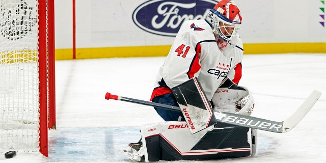 Washington Capitals goaltender Vitek Vanecek makes a save against the New York Islanders during the second period of an NHL hockey game, Saterdag, Jan.. 15, 2022, in Elmont, N.Y..