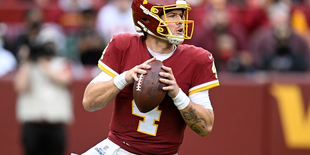 Taylor Heineke, do time de futebol americano Washington FL, volta atrás para um passe durante o terceiro quarto contra o Philadelphia Eagles no FedExField em 2 de janeiro de 2022 em Landover, Maryland.  (Foto de Greg Fayum / Getty Images)