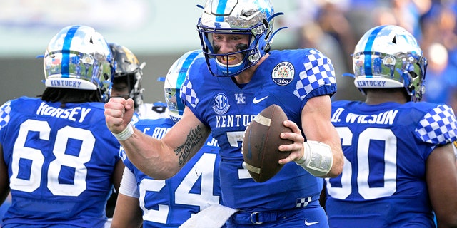 Kentucky quarterback Will Levis (7) celebrates after taking the final snap of the Citrus Bowl NCAA college football game win against Iowa, 土曜日, 1月. 1, 2022, in Orlando, フラ.
