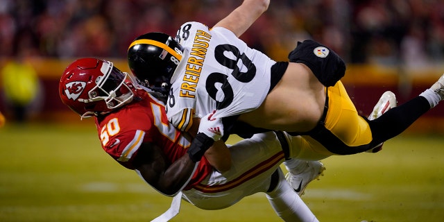 Pittsburgh Steelers tight end Pat Freiermuth (88) is tackled by Kansas City Chiefs middle linebacker Willie Gay Jr. (50) during the first half of an NFL wild-card playoff football game, Sondag, Jan.. 16, 2022, in Kansas City, Missouri.