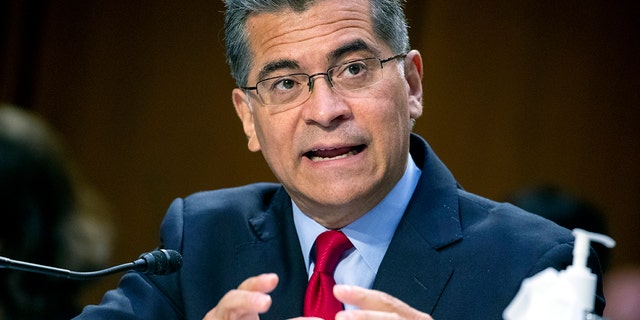 Secretary of Health and Human Services Xavier Becerra said "no federal funding will be used directly or through subsequent reimbursement of grantees to put pipes in safe smoking kits." (Shawn Thew/Pool via AP, 文件)