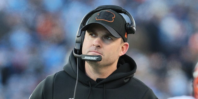 El entrenador en jefe de los Cincinnati Bengals, Zac Taylor, contra los Tennessee Titans en un desempate divisional de la AFC en el Nissan Stadium el 22 de enero de 2022 en Nashville.