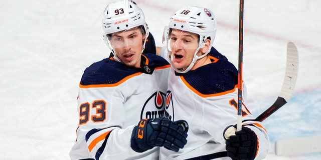 Edmonton Oilers' Zach Hyman (18) celebrates his goal with teammate Ryan Nugent-Hopkins (93) during first-period NHL hockey game action against the Montreal Canadiens in Montreal, sábado, ene. 29, 2022.