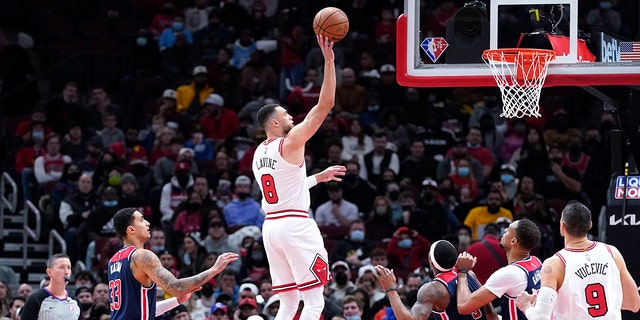 Chicago Bulls guard Zach LaVine (8) shoots against the Washington Wizards during the first half of an NBA basketball game in Chicago, viernes, ene. 7, 2022.