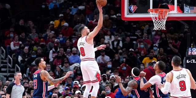 Chicago Bulls guard Zach LaVine (8) shoots against the Washington Wizards during the first half of an NBA basketball game in Chicago, 금요일, 1 월. 7, 2022.
