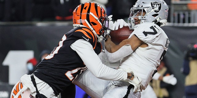 Wide receiver Zay Jones #7 of the Las Vegas Raiders catches a second quarter touchdown pass in front of cornerback Eli Apple #20 of the Cincinnati Bengals during the AFC Wild Card playoff game at Paul Brown Stadium on January 15, 2022 en Cincinnati, Ohio.