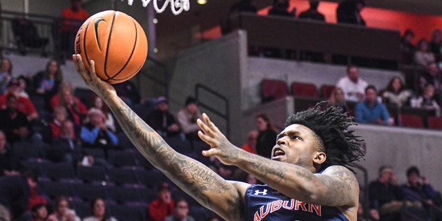 Auburn guard Zep Jasper (12) scores against Mississippi during the first half of an NCAA college basketball game in Oxford, Mej., Saterdag, Jan.. 15, 2022.