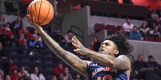 Auburn guard Zep Jasper (12) scores against Mississippi during the first half of an NCAA college basketball game in Oxford, Mej., Saterdag, Jan.. 15, 2022.