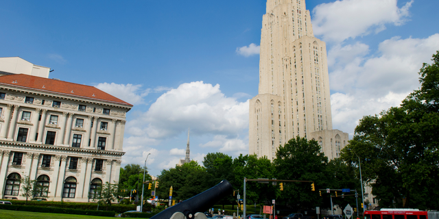 Pittsburgh Pennsylvania en Oakland con la Universidad de Pittsburgh Cathedral of Learning construyendo educación.  (Foto por: Education Images/Universal Images Group a través de Getty Images)