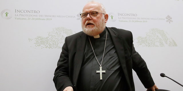 Le cardinal Reinhard Marx, archevêque de Munich et Freising, part à la fin d'un point de presse lors d'un sommet de quatre jours sur les abus sexuels convoqué par le pape François à Rome, en Italie, le 23 février 2019. 