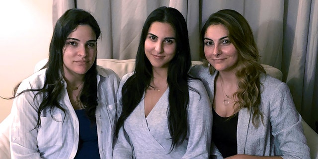 Τρεις από τις τέσσερις κόρες του Amer Fakhoury, από αριστερά, η Guila, η Macy και η Zoya Fakhoury, συγκεντρώνονται στις 5 Νοεμβρίου 2019, στο Σάλεμ του Νιού Χάμσαϊρ.