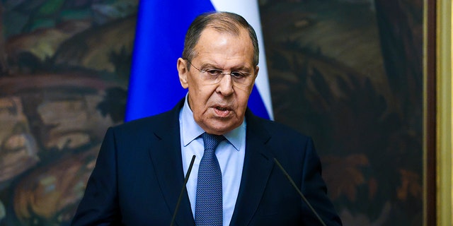 In this handout photo released by Russian Foreign Ministry Press Service, Russian Foreign Minister Sergey Lavrov gestures while speaking during a joint news conference with and German Foreign Minister Annalena Baerbock following their talks in Moscow, Rusland, Dinsdag, Jan.. 18, 2022. 
