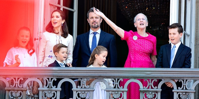La reine Margrethe du Danemark, deuxième à droite, et son fils le prince héritier Frederik, au centre, se tiennent sur le balcon du château d'Amalienborg à Copenhague le 26 mai 2018, pour célébrer le 50e anniversaire du prince héritier. 