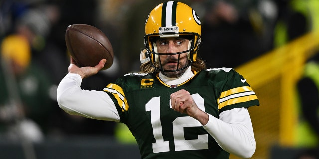 GREEN BAY, WISCONSIN - GENNAIO 22: Quarterback Aaron Rodgers #12 of the Green Bay Packers warms up prior to the NFC Divisional Playoff game against the San Francisco 49ers at Lambeau Field on January 22, 2022 a Green Bay, Wisconsin. (Photo by Quinn Harris/Getty Images)