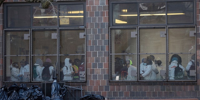 Cleaning and recovery crews work in the apartment building in the Bronx on Monday, ene. 10, 2022, en Nueva York. 