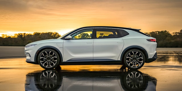 The Chrysler Airflow Concept is equipped with a 400 sistema de tracción total hp.