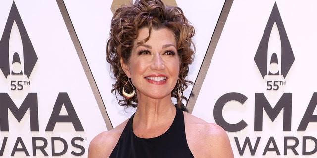Amy Grant attends the 55th annual Country Music Association awards at the Bridgestone Arena on November 10, 2021 在纳什维尔, 田纳西州. 