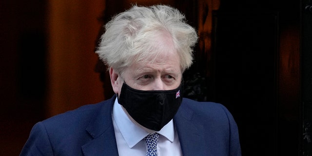 El primer ministro británico, Boris Johnson, sale de Downing Street para asistir a la sesión semanal de Preguntas a los primeros ministros en Londres, el miércoles 12 de enero de 2022. 