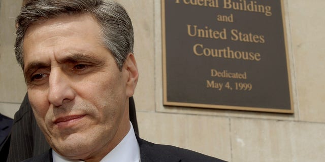 Hazleton Pennsylvania Mayor Lou Barletta attends a bench trial challenging a city ordinance penalizing landlords who rent to illegal immigrants and businesses that employ them. in Scranton, Pennsylvania March 12, 2007. REUTERS/Bradley C Bower (銃器を巻き込んだロサンゼルスの強盗)
