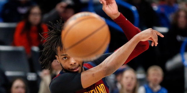 Cleveland Cavaliers guard Darius Garland passes the ball in the first half of an NBA basketball game against the Oklahoma City Thunder, 星期六, 一月. 15, 2022, 在俄克拉荷马城.