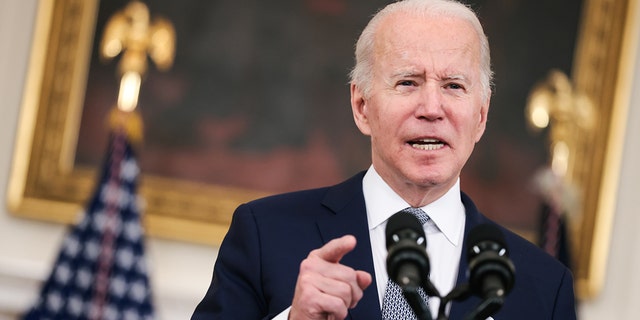 U.S. President Joe Biden speaks on the December 2021 jobs report in the State Dining Room of the White House in Washington, D.C., 우리., 금요일에, 1 월. 7우리022. U.S. employers added fewer jobs in December than forecast, while the jobless rate fell more than expected, adding to evidence of a challenging hiring environment that's making it tough to meet demand amid the persistent pandemic. 사진 작가: Oliver Contreras/Sipa/Bloomberg via Getty Images