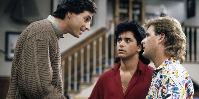 Bob Saget é visto em um episódio de 25 de setembro de 1987 de 'Full House' com John Stamos, no centro, e Dave Coulier.