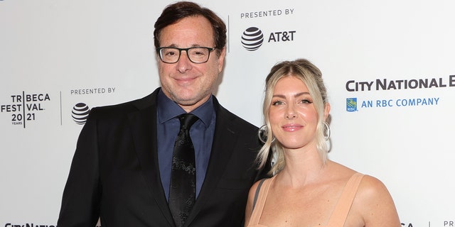 Bob Saget and his wife Kelly Rizzo attend the ‘Untitled: Dave Chappelle Documentary’ premiere during the 2021 Tribeca Festival at Radio City Music Hall on June 19, 2021 在纽约市. 