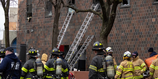 Se colocan escaleras junto al edificio de apartamentos donde ocurrió un incendio en el Bronx el domingo 9 de enero de 2022 en Nueva York. 