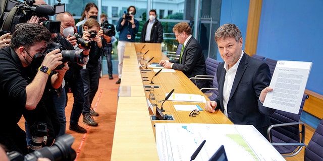Le ministre allemand de l'Économie et du Climat, Robert Habeck, présente un rapport nommé "Bilan d'ouverture politique climatique" après son arrivée pour une conférence de presse sur la politique climatique du gouvernement allemand à Berlin, en Allemagne, le mardi 11 janvier 2022. 