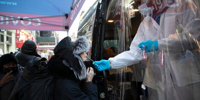 Uma mulher é testada em uma van de teste Covid-19 portátil na 14th Street em Manhattan em 4 de janeiro de 2022, em Nova York. 