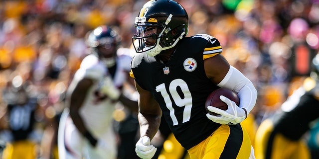 Pittsburgh Steelers wide receiver JuJu Smith-Schuster (19) runs with the ball during the game against the Denver Broncos and the Pittsburgh Steelers on Oct. 10, 2021, at Heinz Field in Pittsburgh, ペンシルベニア州. 