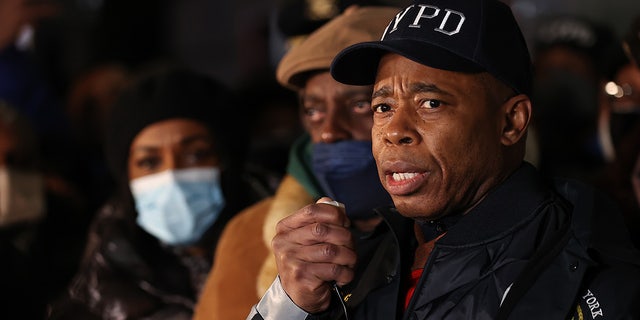 El alcalde Eric Adams habla mientras cientos de policías y oficiales del FDNY se reúnen en el distrito electoral 32 para vigilar a dos oficiales baleados en Harlem, en la ciudad de Nueva York.  (Foto de Tayfun Coskun/Agencia Anadolu a través de Getty Images)