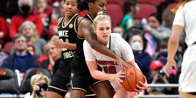 Wake Forest guard Kaia Harrison, centro, tries to strip the ball from Louisville guard Hailey Van Lith (10) during the first half of an NCAA college basketball game in Louisville, Ky., Domenica, Jan. 23, 2022.