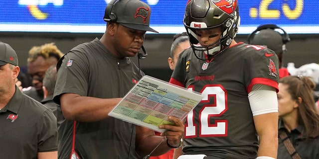 Tom Brady (12) talks with offensive coordinator Byron Leftwich of the Buccaneers during a game between the Tampa Bay Buccaneers and Los Angeles Rams Sept. 26, 2021, al SoFi Stadium di Inglewood, Calif.