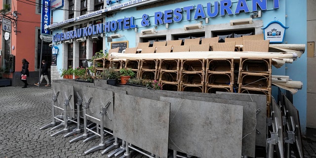 Un hôtel-restaurant fermé est photographié à Cologne, en Allemagne, le vendredi 7 janvier 2022. De nouvelles mesures corona sont attendues aujourd'hui lors d'une réunion des gouverneurs allemands et du gouvernement fédéral pour lutter contre la pandémie de COVID-19. 