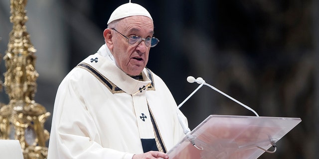 프란치스코 교황이 2022년 1월 6일 바티칸 바티칸 시국 성 베드로 대성당에서 주현절 대축일 미사에서 강론을 하고 있다. 