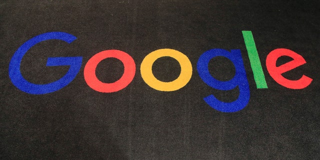 Logo Google ditampilkan di atas karpet di aula masuk Google Prancis di Paris, 18 November 2019. 