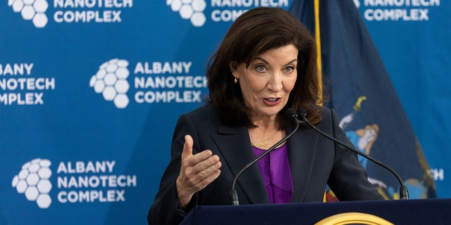 Kathy Hochul, governor of New York, speaks during a new conference at the Albany NanoTech Complex in Albany, Nueva York, NOSOTROS., el lunes, ene. 24, 2022. Hochul said the push for Albany to become the epicenter of semiconductor research and production falls in line with her plan to make the state the most business and worker-friendly state nationwide. Fotógrafo: Angus Mordant/Bloomberg via Getty Images