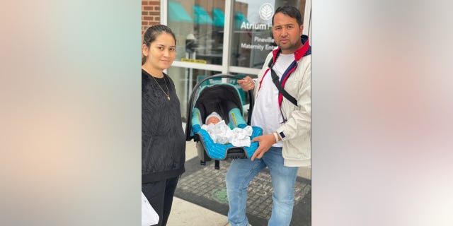 Abdullah y su esposa frente al hospital de Greenville, Carolina del Sur, con un recién nacido.  Cortesía de Abdullah Rahmatzada