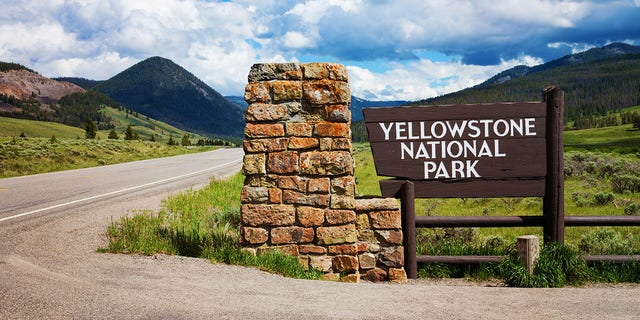 Panneau et entrée du parc national de Yellowstone.