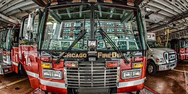 Chicago firefighters found an abandoned baby boy dead in a duffel bag outside their firehouse Saturday, 当局によると. ファイル写真.