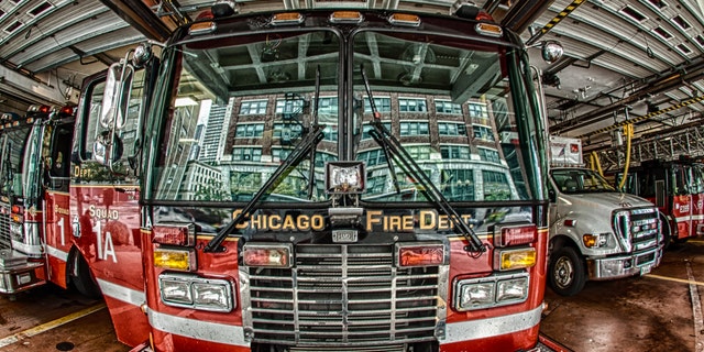 Chicago firefighters found an abandoned baby boy dead in a duffel bag outside their firehouse Saturday, 当局によると. ファイル写真.