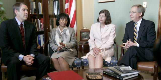 United States Senate Majority Leader Bill Frist (R-TN), (剩下) and Senate Majority Whip Mitch McConnell (R-KY), ([R), appear with two of President George W. Bush's judicial nominees, California Supreme Court Justice Janice Rogers Brown, 从左数第二, and Texas Supreme Court Justice Priscilla Owen, REUTERS/Chip Somodevilla