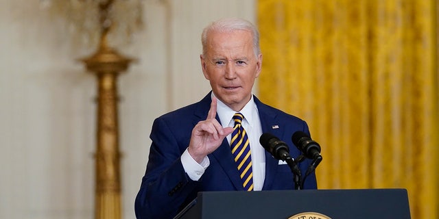 President Joe Biden speaks during a news conference in the East Room of the White House in Washington, Woensdag, Jan.. 19, 2022. Biden ends his first year in the White House with a clear majority of Americans for the first time disapproving of his handling of the presidency in the face of an unrelenting pandemic and roaring inflation. That's according to a new poll from The Associated Press-NORC Center for Public Affairs Research. (AP Photo / Susan Walsh)